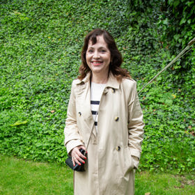 Herečka Alena Mihulová kombinuje trenčkot a černé lakýrky.