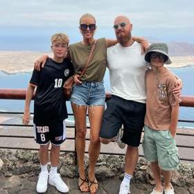 Simona Krainová se svými syny a manželem Karlem Vágnerem.