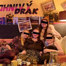 Linda s dalšími členy sekty.