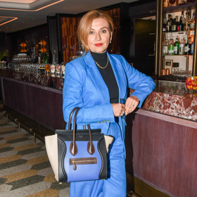 Herečka Dana Morávková vynesla k modrému kalhotovému kostýmu ještě modrou luxusní kabelku značky Céline.