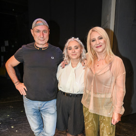 Autor muzikálu Tajemství Daniel Landa tradičně do společnosti nechodí v saku a kravatě. Vystačí si s džínami a tričkem. 