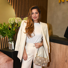 Zpěvačka Diana Kalashová vyrazila do společnosti v bílém kalhotovém kostýmku doplněném o krémovou kabelku značky Louis Vuitton. 