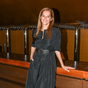 Moderátorka Světlana Witowská v černých šatech od návrhářky Beaty Rajské. 