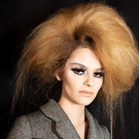 Extremní varianta objemného účesu vykouzlená tupírováním byla letos k vidění na přehlídce návrháře Marca Jacobse.