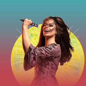 Takhle to Haně Holišové sluší v muzikálu Marta. Vlasy schovává pod parukou.