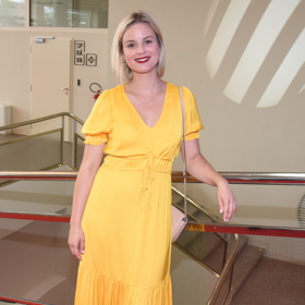 Patricie Pagáčová se nebojí kontroverzních odstínů a jako blondýnka s platinovými tóny neváhá obléci ani žlutou. V tomto případě se ale oba tóny potkaly a výsledek je opět na jedničku.