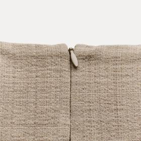 Luxusní dojem vytvoří zip, který je schovaný a nenarušuje outfit odleskem zipu. 