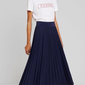 Midi délka plisované sukně je ideální volbou k vyšším druhům podzimní obuvi. (Anna Field, 760 Kč)