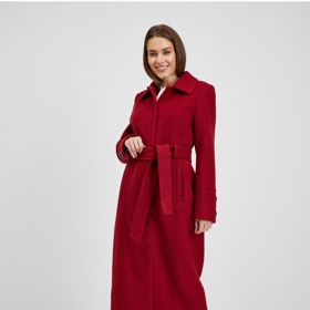 Kombinujte kllidně několik červených tónů dohromady. (Plášť, Orsay, 3 199 Kč)