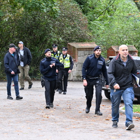 Policisté obhlížejí oblast.
