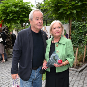 Hlasatel Saša Hemala se svou manželkou Vlastou, která nás zaujala neonovými teniskami.