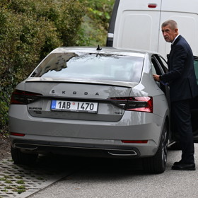 Andrej Babiš přijel do Hluboké vlastním vozem.