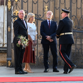 Prezident Petr Pavel spolu s první dámou vyhlíželi korejského prezidenta Jun Sok-jola a jeho ženu.