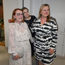 Na premiéru dorazila i druhá dcera Ivy Janžurové, herečka Sabina Remundová. Ta zvolila kratší šaty s batikovanými vzory.