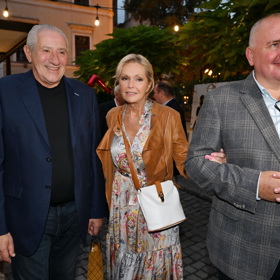 Helena Vondráčková se svým doprovodem.