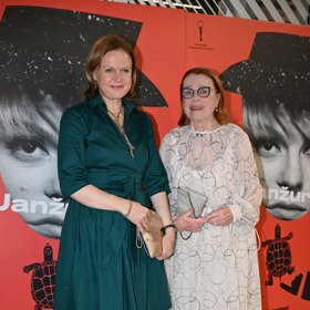 Iva Janžurová zapózovala s autorkou snímku, svou dcerou Theodorou, která zvolila poměrně divokou kombinaci petrolejově zelených košilových šatů a punčocháčů v trendy odstínu burgundy.