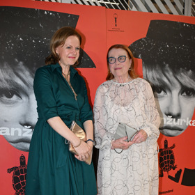 Iva Janžurová s dcerou Theodorou Remundovou. Šaty doplnila Theodora zlatým psaníčkem.