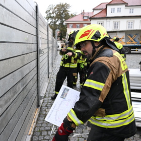 Hasiči staví zábrany.