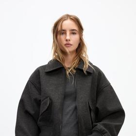 Do wish listu letošního podzimu jistě patří i elegantní bomber s límcem. (Pull&Bear, 1 299 Kč)