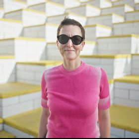 Za zábavnou instalací stojí kreativní poradkyně Sarah Andelman. 