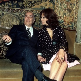 Vše se podařilo vyřešit až ve chvíli, kdy Pontiho manželka Giuliana navrhla, aby všichni získali francouzské občanství, a roku 1966 se v sousedním státě s Carlem rozvedla. Producent si pak obratem vzal krásnou Sophii.