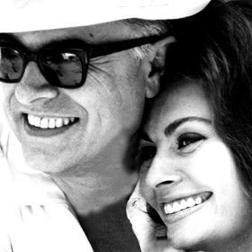 Sophia byla s Carlem šťastná. Jediný háček v jejich vztahu spočíval v tom, že Ponti byl tak trochu ženatý a italské právo nedovolovalo rozvod.