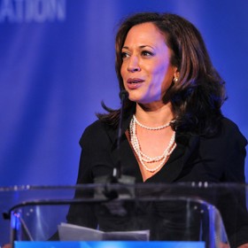 Vrstvený perlový náhrdelník zdobil Kamalu Harris v pozici nejvyšší státní zástupkyně státu Kalifornie v roce 2012.