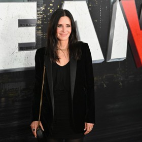 Následně podlehla trendu plastických operací a zkrášlovacích procedur, které ji změnily k nepoznání. Nyní se máma dvacetileté Coco snaží vrátit k přirozenému vzhledu.