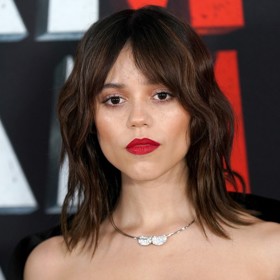 Módní sestřih shag cut v podání herečky Jenny Ortegy.