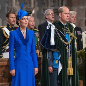 Princezna jimi většinou dotahuje k dokonalosti monochromatické outfity. Disponují totiž širokým spektrem barev. Takto se vystrojila na loňskou červencovou bohoslužbu u příležitosti korunovace svého tchána Karla III. Model Rebecca doplnila kabátem Catherine Walker  a kloboukem Philip Treacy, vše v královské modři.