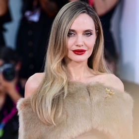 Oslnivý outfit z atelieru Versace bledl ve stínu ikonické rtěnky, kterou pro benátskou premiéru filmu Maria zvolila herečka Angelina Jolie.