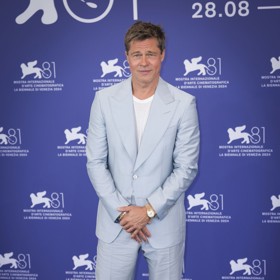 Bledě modrý oblek naopak Brad Pitt pojal zcela ležérně. Sáhl vedle trička také po jednoduchých bílých teniskách.