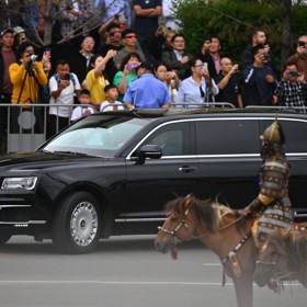 Vladimir Putin měl vypravenu luxusní kolonu.