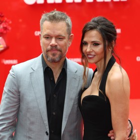 Herec Matt Damon poznal svou ženu Lucianu Barroso, když se u ní za barem skrýval před dotěrnými fanoušky. Jsou spolu od roku 2003 a vychovávají čtyři děti.