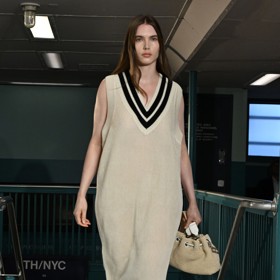 Maxišaty vzhledu klasické pánské vesty představil na mole v New Yorku Tommy Hilfiger.