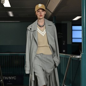 Své místo ve vašem podzimní šatníku si mohou vytvořit i tyto matchy matchy sety kalhot a pláště, na podzim jen stačí nohavicím prodloužit délku, abyste se nenachladli.