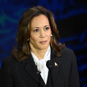 Demokratická kandidátka na americkou prezidentku Kamala Harris je královnou perlových šperků. Na jedinou televizní debatu s republikánským sokem Donaldem Trumpem si zvolila oblíbené perlové náušnice.