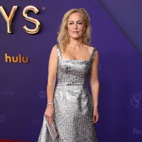 Herečka Gillian Anderson oblékla na 76. udílení cen Emmy v Los Angeles žakárové šaty s čtvercovým výstřihem od návrhářky Emilie Wicsktead, které vzhledem trochu připomínaly pomačkanou potravinovou fólii. 