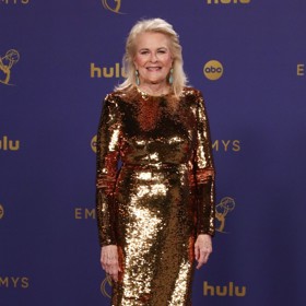 Do zlatých flitrů evokujících tekutou lávu se oděla také herečka Candice Bergen. Zvolila oslnivou zlatou róbu z dílny Dolce&Gabbana.