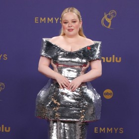 Hvězda seriálového hitu Bridgertonovi Nicola Coughlan v ultratřpytivých futuristicky tvarovaných šatech, jejichž autorem je návrhář Prabal Gurung.