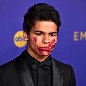 D'Pharaoh Woon-A-Tai dorazil na červený koberec s krví na obličeji. 