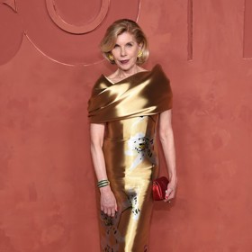 Také americká herečka Christine Baranski vsadila na efekt tekutého kovu, když oblékla tuto saténovou róbu z dílny Oscar de la Renta.