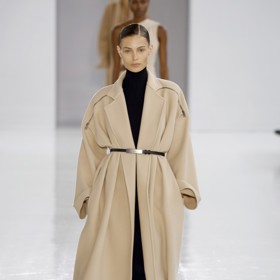 Nadměrné délky, pásek v roli hlavního hrdiny a neuvěřitelně něžná barevnost. To je kolekce, kterou Milánu právě představila značka Max Mara.