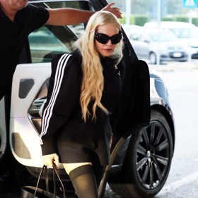 O den později už novináři divu zachytili v o poznání pohodlnějším outfitu. Bundičku známé sportovní značky ale nemohla Madonna doplnit ničím méně výstředním než vysokými černými punčochami.