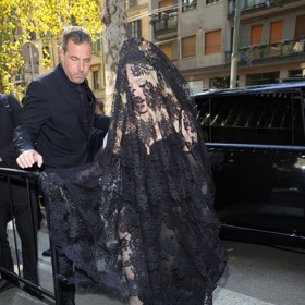 Světová mega star, zpěvačka Madonna, dorazila na přehlídku vzdávající hold její osobě zahalena od hlavy k patě v černé krajce. Přesto neunikla pozornosti fanoušků.