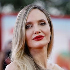 Rtěnka v tmavším odstínu rudé perfektně podtrhla hereččin jinak poměrně "nahý" make-up.