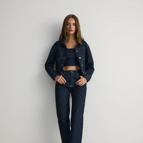 Velmi trendy. Denim s proužky a kompletní džínový outfit od značky Reserved.