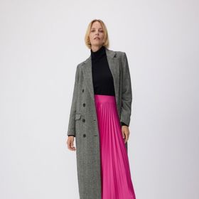 Nosit se budou také 
 plisované sukně ve výrazných barvách, třeba tato v barvě cyclamenu. (Reserved, 599 Kč)