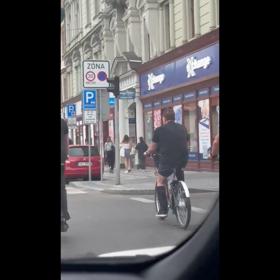 Arnold Schwarzenegger rád jezdí na kole.