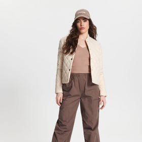 Nepřehlédněte ani krátké, odlehčené prošívané modely. (Sinsay, 359 Kč)